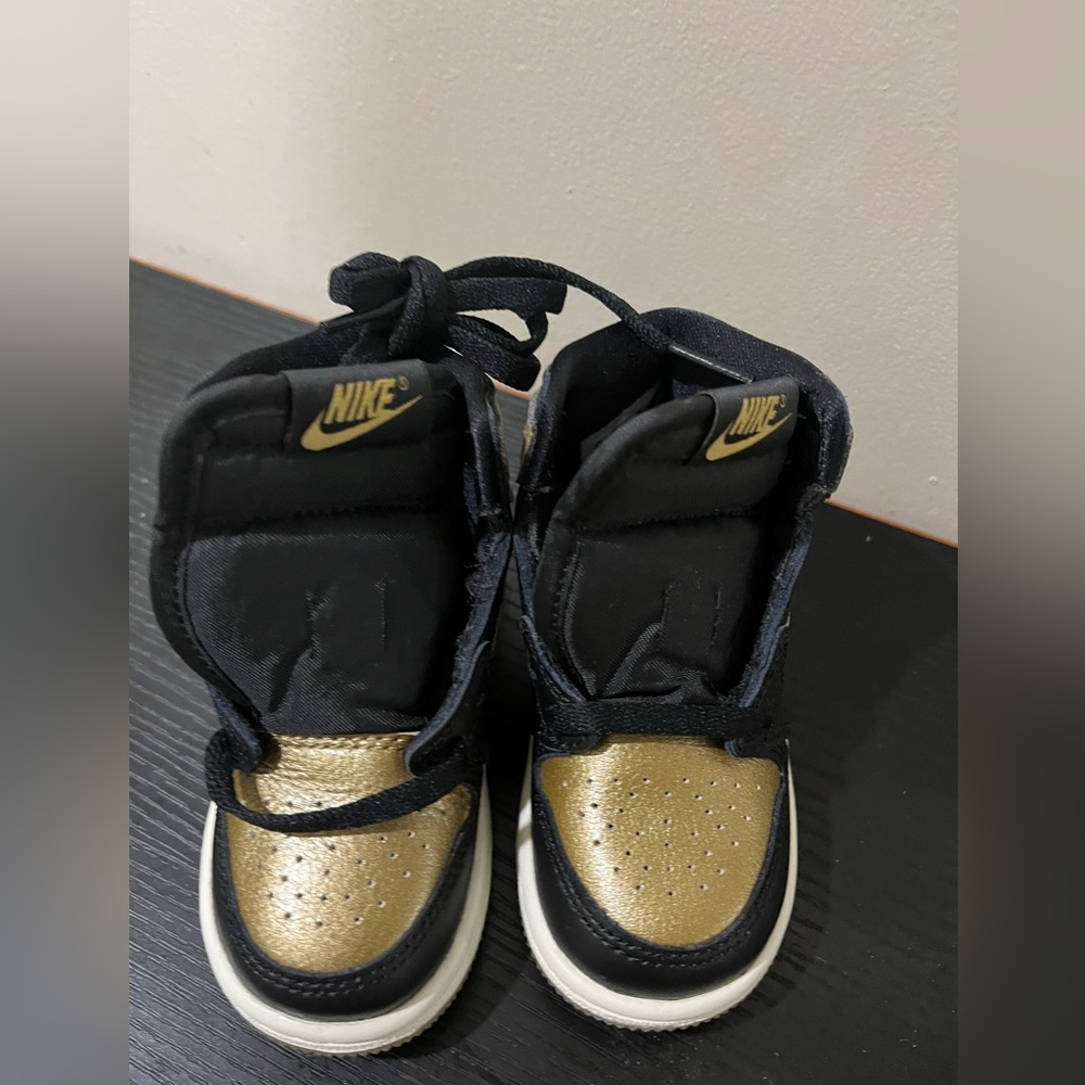 Jordan Toddler's 1 Retro High OG Black/Metallic Gold-Sail Size 6C